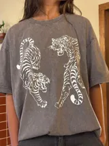 Remerón gris con efecto gastado y estampa de dos tigres blancos. Corte amplio y mangas cortas.