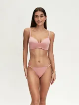 Conjunto de ropa interior color violeta, compuesto por un corpiño con breteles regulables y una tanga con laterales finos.