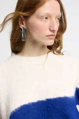 Sweater tejido en jersey con diseño en dos colores: blanco en la parte superior y azul en la parte inferior.