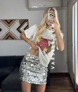 Minifalda plateada cubierta de lentejuelas redondas.