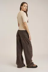 Blusa de punto color beige, de mangas cortas y cuello alto.