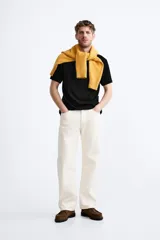 Jersey de punto color marrón oscuro, de corte relajado (relaxed fit), con cuello redondo y manga corta.