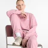 Buzo deportivo New Balance color rosa con logo bordado en el pecho.