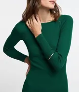 Vestido midi de punto acanalado color verde esmeralda, de corte ajustado, con cuello barco y mangas largas.