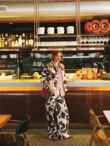 Pantalón de jean ancho con estampado de cebra en tonos marrones y blancos.