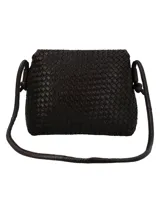 Cartera bandolera marrón oscuro con diseño tejido. Tiene correa larga ajustable y cierre con solapa y broche magnético.