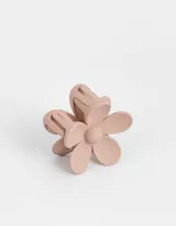 Broche para el pelo con forma de flor color negro.