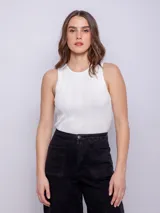 Top de tejido de punto sin mangas, con cuello a la base y diseño ajustado.