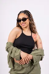 Musculosa marrón de breteles finos y corte ajustado.