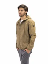 Campera rompevientos negra, liviana y funcional, con capucha ajustable, cierre frontal y dos bolsillos laterales con cierre. Posee forro interno de red para mejor ventilación.