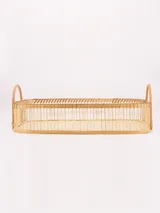 Bandeja rectangular de mimbre color natural con base de madera y asas laterales.