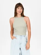 Musculosa negra ajustada al cuerpo, con cuello redondo y diseño de tirantes anchos tipo halter.