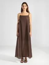 Vestido largo marrón de breteles finos, escote recto y lazos en los costados.