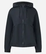 Campera deportiva femenina alargada, con capucha y tecnología cortaviento. Posee cuerda de ajuste en la capucha y cierre delantero por cremallera. Incluye saquito para guardar.
