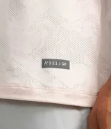 Musculosa deportiva de hombre, corte regular, con cuello redondo y estampado abstracto en tono claro. Posee tecnología Dry para mayor transpirabilidad.