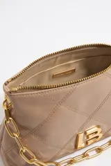 Bolso trapecio de piel lisa color camel, con cierre de cremallera y asa de cadena.