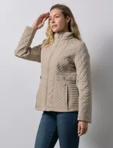 Campera capitoneada color beige, marca Gallery. Con cierre central, bolsillos delanteros con cierre, cinto de ajuste regulable en la cintura y forro interno a tono.