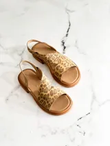 Sandalias con estampado animal print, tiras cruzadas y pulsera al tobillo.