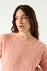 Sweater negro de punto suave con cuello redondo y hombros caídos.