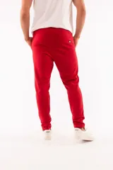Pantalón de jogging rojo de corte semi slim, con cordón y elástico en la cintura y bolsillos delanteros laterales.