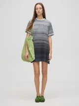 Vestido corto de punto con corte básico, cuello redondo y puños a rayas en color contrastante.