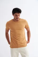 Remera básica de color camel, de corte regular y manga corta.