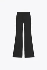Pantalón negro de tiro alto con cintura elástica y corte acampanado.