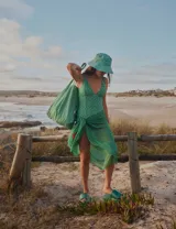 Gorro tipo bucket verde con estampado abstracto en blanco.