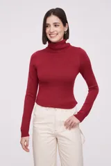 Polera de tejido acrílico color rojo, cuello alto y ajuste entallado.