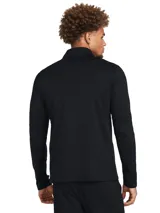 Buzo deportivo Under Armour Challenger de hombre, color naranja con paneles laterales en gris oscuro, cuello alto con cierre de cremallera corto, mangas largas con orificios para los pulgares y logo de la marca estampado en el pecho.