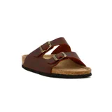 Sandalia de cuero marrón para hombre, con dos tiras ajustables con hebilla y suela baja.