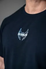 Remera negra oversize de algodón elastizado con logo de la marca estampado en el pecho.