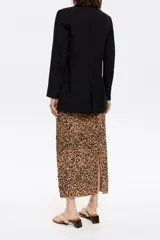 Falda midi de corte recto y ajustado, con estampado animal print en tonos marrones y negros. Presenta goma elástica en la cintura y abertura trasera en el bajo.