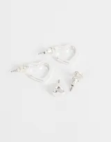 Set de dos pares de aros bañados en plata: un par de aros tipo botón con forma de corazón y un par de aros tipo argolla.