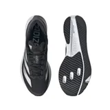 Championes de running Adidas Adizero SI2, color negro con detalles en blanco y gris. Cuentan con amortiguación Lightstrike Pro y exterior de malla técnica. Contienen al menos un 20 % de material reciclado.
