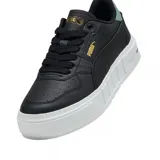 Championes Puma Cali Court negros con detalles en verde y suela blanca con plataforma.