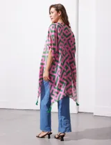 Kimono tejido con estampado geométrico en tonos rosa y verde, con terminación de ruedo con borlas verdes.