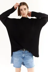 Sweater negro de punto con cuello redondo y corte oversize.