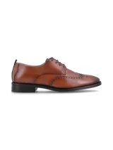 Zapato acordonado de cuero color marrón con detalles de brogue en la puntera y laterales.