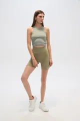 Short deportivo color verde oliva, de tiro alto y calce ajustado al cuerpo.