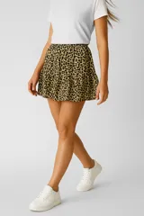 Minifalda con estampado animal print, corte evasé y cintura elastizada.