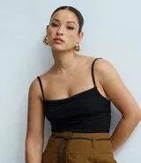 Body de tul color negro con breteles finos ajustables, escote redondeado y detalle de fruncidos laterales. Marca Blue Steel.