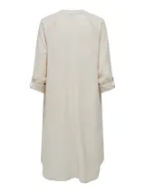 Vestido camisero largo color beige, de lino, con cuello camisero, abotonado al frente y mangas largas con puños abotonados.