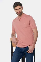 Remera polo piqué lisa color salmón, con cuello en rib y botones personalizados.