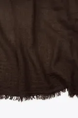 Pañuelo rectangular color marrón oscuro, confeccionado en tejido rústico con lana y terminaciones deshilachadas.