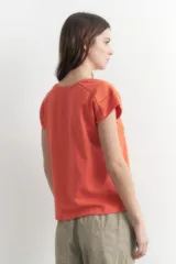 Remera naranja de manga corta, con corte recto y diseño liso.