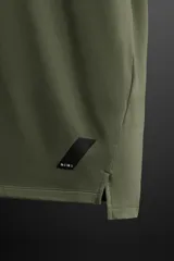 Camiseta deportiva color verde oliva de tejido ligero y elástico, con cuello redondo, manga corta y logo estampado en el bajo. Zara Athleticz.