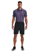 Short de golf azul marino con cinturón negro.