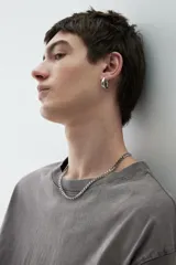 Remera gris de algodón de peso medio con efecto lavado, corte holgado, cuello redondo ribeteado acanalado, hombros caídos y bajo recto.