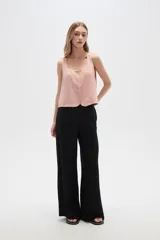 Pantalón ancho color beige, de viscosa y calce alto.